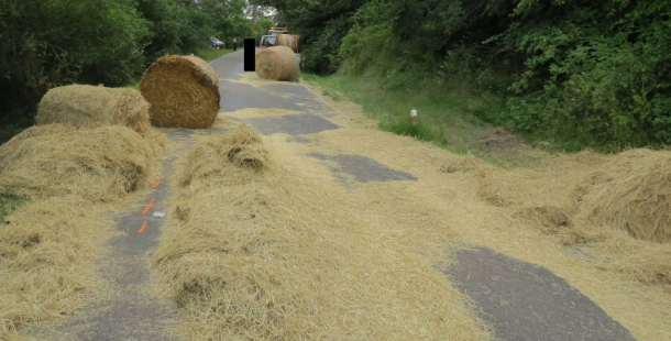 Řidička přejela do protisměru a střetla se s dodávkou. Z valníku se rozkutálely balíky sena po celé silnici