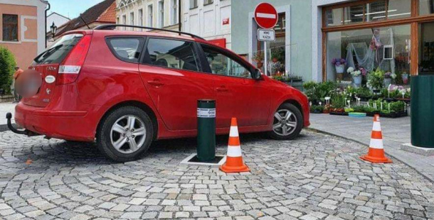 Pěší zóna v Pražské se dočkala výsuvných sloupků. Opatření vítají záchranáři