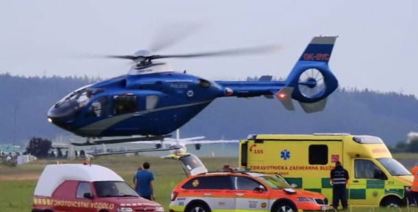 Parašutista se vážně zranil při seskoku na letišti v Dlouhé Lhotě, na pomoc spěchal vrtulník