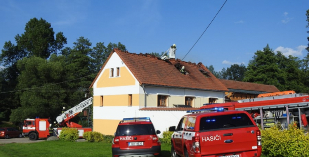 Plameny zachvátily penzion u Sedlčan, s ohněm bojovalo šest hasičských jednotek