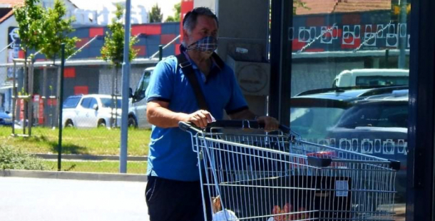Povinnost roušek ve většině případů padla, lidé je často neodložili