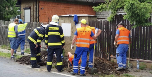 V Jincích dělníci překopli plynové potrubí. Hasiči evakuovali lidi z okolních domů