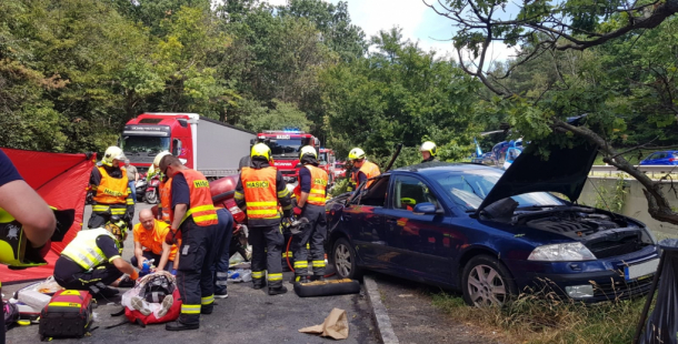 Obrazem: Hasiči zveřejnili fotografie ze záchranné akce u Cukráku