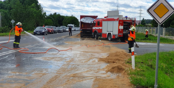 Řidič nákladního vozu prudce zabrzdil a vysypal na silnici pivovarské mláto, Strakonická byla uzavřena