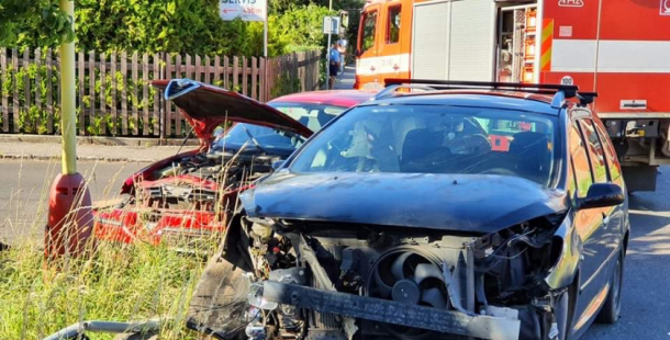 Opilý řidič smetl na výjezdu z Příbrami projíždějící auto. Ženu s dítětem převezla sanitka do nemocnice