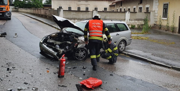 V Tochovicích narazil řidič Fordu do čistícího vozu, policisté silnici uzavřeli