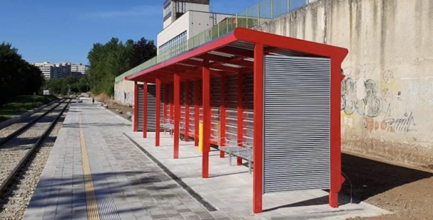 Železniční zastávka na sídlišti odhaluje svou konečnou podobu. Poslouží i postiženým