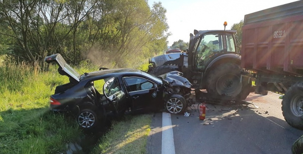 U Vojkova se čelně střetl Superb s traktorem, policisté silnici uzavřeli