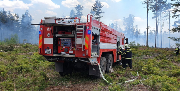 Hasiči likvidují požár v Brdech, pravděpodobně po nedohašeném ohništi