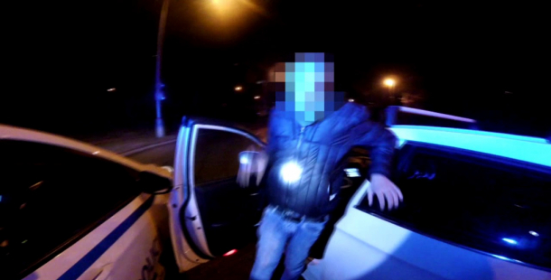 Opilý řidič jel vyměnit proražené kolo na čerpací stanici, ale usnul. Probudili ho až strážníci