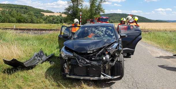 Na Příbramsku se srazil vlak s autem, nikdo se nezranil
