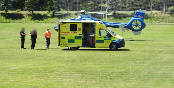 Ve Lhotě u Příbramě přistál vrtulník, spěchal pro zraněného muže po pracovním úrazu