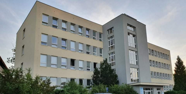 V budově léčebny dlouhodobě nemocných v příbramské nemocnici oznámil anonym bombu