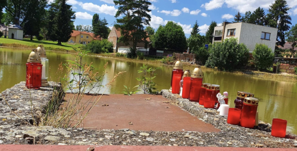 Na transparentní účet pro rodinu zemřelých ve Lhotě bylo zatím vybráno téměř 70 tisíc