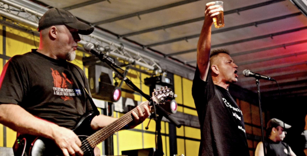 Pivo teklo proudem, pod pódiem panovalo pogo. Z Kozárovic to dunělo