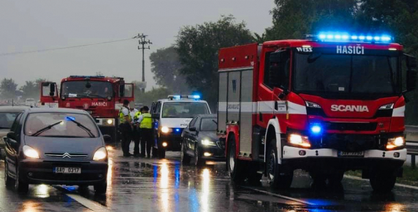 Na dálnici u Obořiště narazilo auto do svodidel, spolujezdkyně skončila v nemocnici