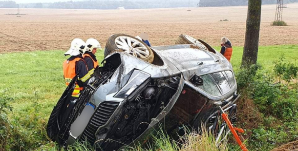 Strakonická zažívá další komplikace. Řidič superbu skončil za svodidly na střeše