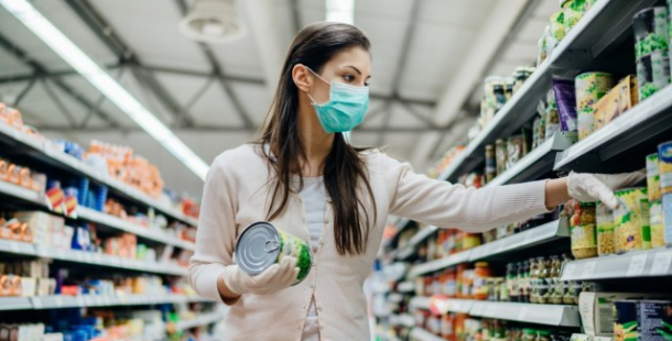 Většina lidí by podle ankety souhlasila s povinností roušek v obchodech