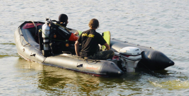 Policisté stále pátrají po dvaačtyřicetiletém muži, který vyskočil u Radavy z člunu a nevyplaval