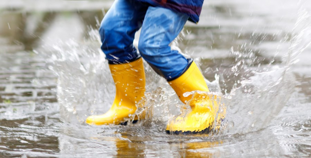 V pátek dorazí silné bouřky s přívalovým deštěm a kroupami, varují meteorologové