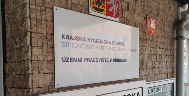 Ve čtvrtek přibylo v ČR 330 případů covidu, nejvíc od 3. dubna. Na Příbramsku jsou případy rozptýlené a není ohnisko, říkají hygienici
