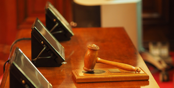 Rodině v pomalejším autě rozbil na dálnici D4 okno, dostal za agresivní jízdu šestiletý trest