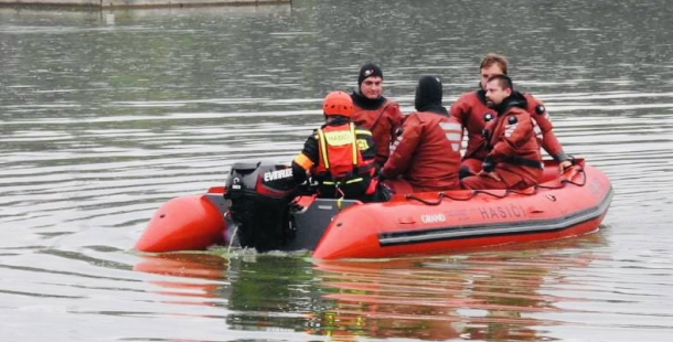 Potápěči prohledávají rybník na Příbramsku, pátrají po pohřešovaném muži