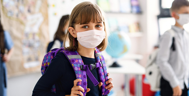 Nakažený žák zůstane doma, spolužáci ve třídě s respirátory?