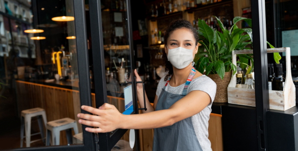 Vláda zakazuje vnitřní akce na stání pro více než 10 lidí, další omezení i v restauracích
