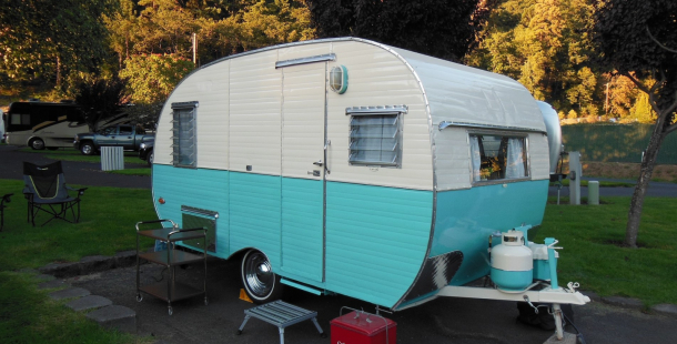 Pozor na umístění obytného přívěsu na pozemku, stavební úřad by vás mohl pokutovat