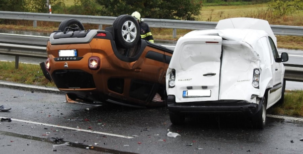 Provoz na dálnici D4 u Obořiště omezila nehoda tří vozidel