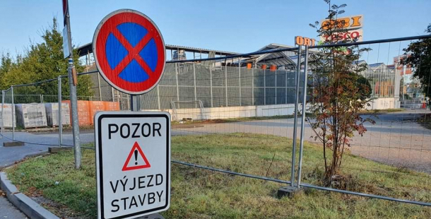 Zhotovitel stavby KFC převzal staveniště, práce mohou začít