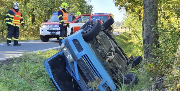 U Lázu skončilo auto na boku, policisté řídí dopravu kyvadlově
