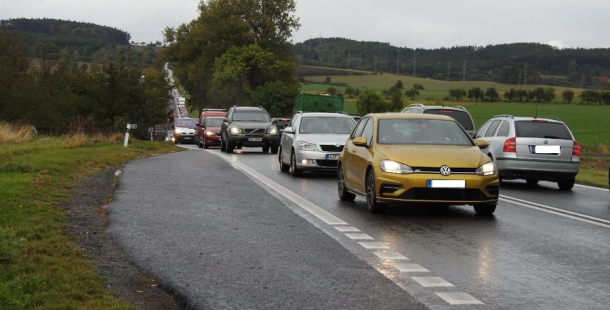 Strakonická kolabuje. Kromě rekonstrukce přibyla i nehoda tří aut