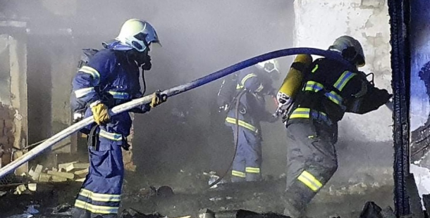 Hasiči likvidují požár chaty v Mokrovratech, hořet začala z nedbalosti při pálení odpadu