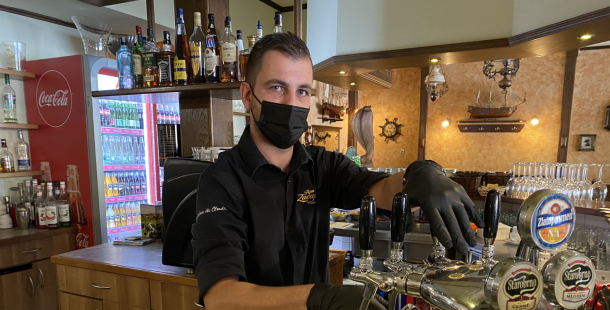 Vláda zavírá školy i restaurace, zakazuje i alkohol na veřejnosti