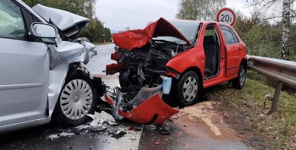 Po čelním střetu dvou vozidel u Příbrami přistál vrtulník, tři zranění