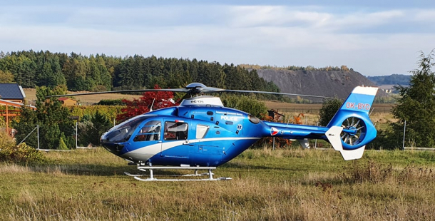 Muže v Žežicích zavalil bagr. Na pomoc vzlétl vrtulník