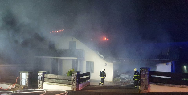 V Orlově hoří dům, plameny krotí deset hasičských jednotek