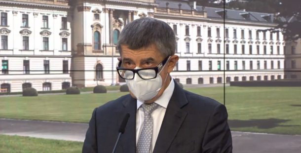 Vláda uzavřela maloobchod a služby, omezila pohyb lidí