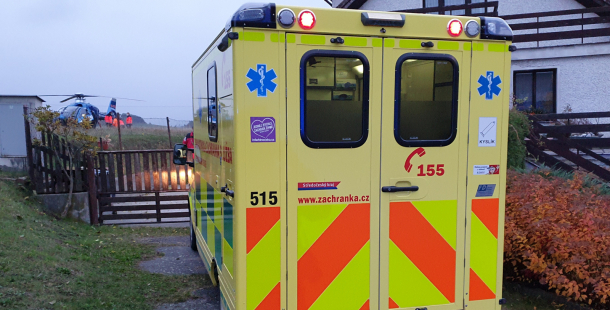 Muž spadl při česání ovoce ze stromu. Záchranáři přivolali vrtulník