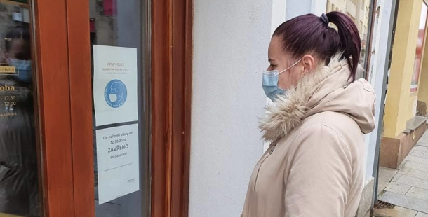 Ode dneška začínají platit další zpřísněná opatření