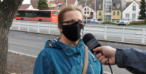 Lidé s uzavřením obchodů v neděli souhlasí, s omezením výuky nikoliv