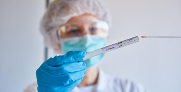 Počet hospitalizovaných s covidem klesl o 500 na 7779 pacientů