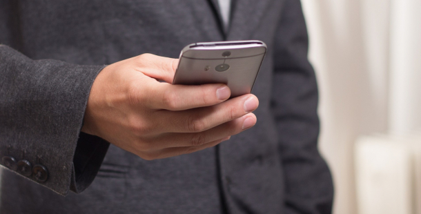 Nejabsurdnější bankovní poplatek je poplatek za autorizační sms