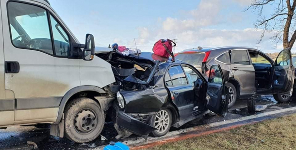 Hromadná nehoda uzavřela silnici I/4. Tři zranění, v místě přistál vrtulník