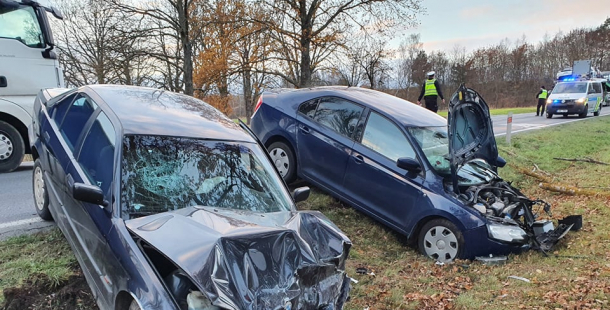 Čelní střet dvou aut komplikoval provoz na silnici I/4 u Těchařovic, čtyři zranění