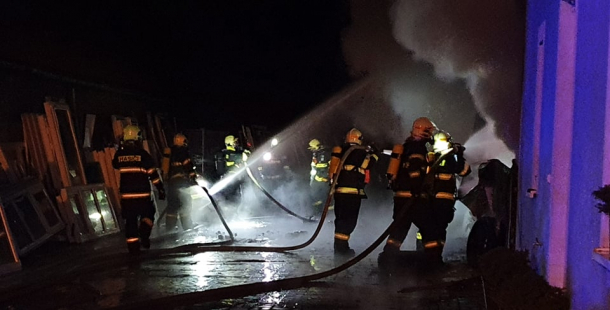 Požár dílny v Nové Vsi pod Pleší se rozšířil na dům, hasiči vyhlásili druhý stupeň poplachu