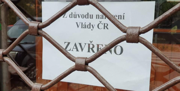 Otevřete obuv, venku mrzne a dětem je zima, rozčilují se rodiče