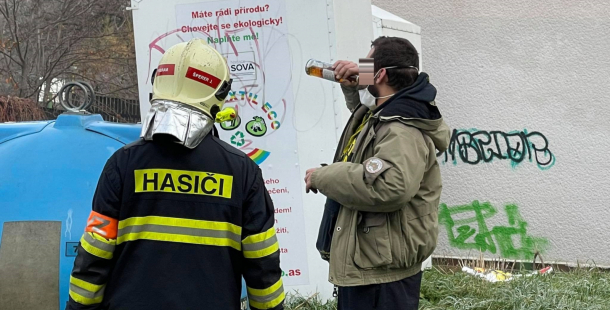 Záchranáři vyjížděli k uvázlé osobě v popelnici, na místě našli muže s lahví alkoholu
